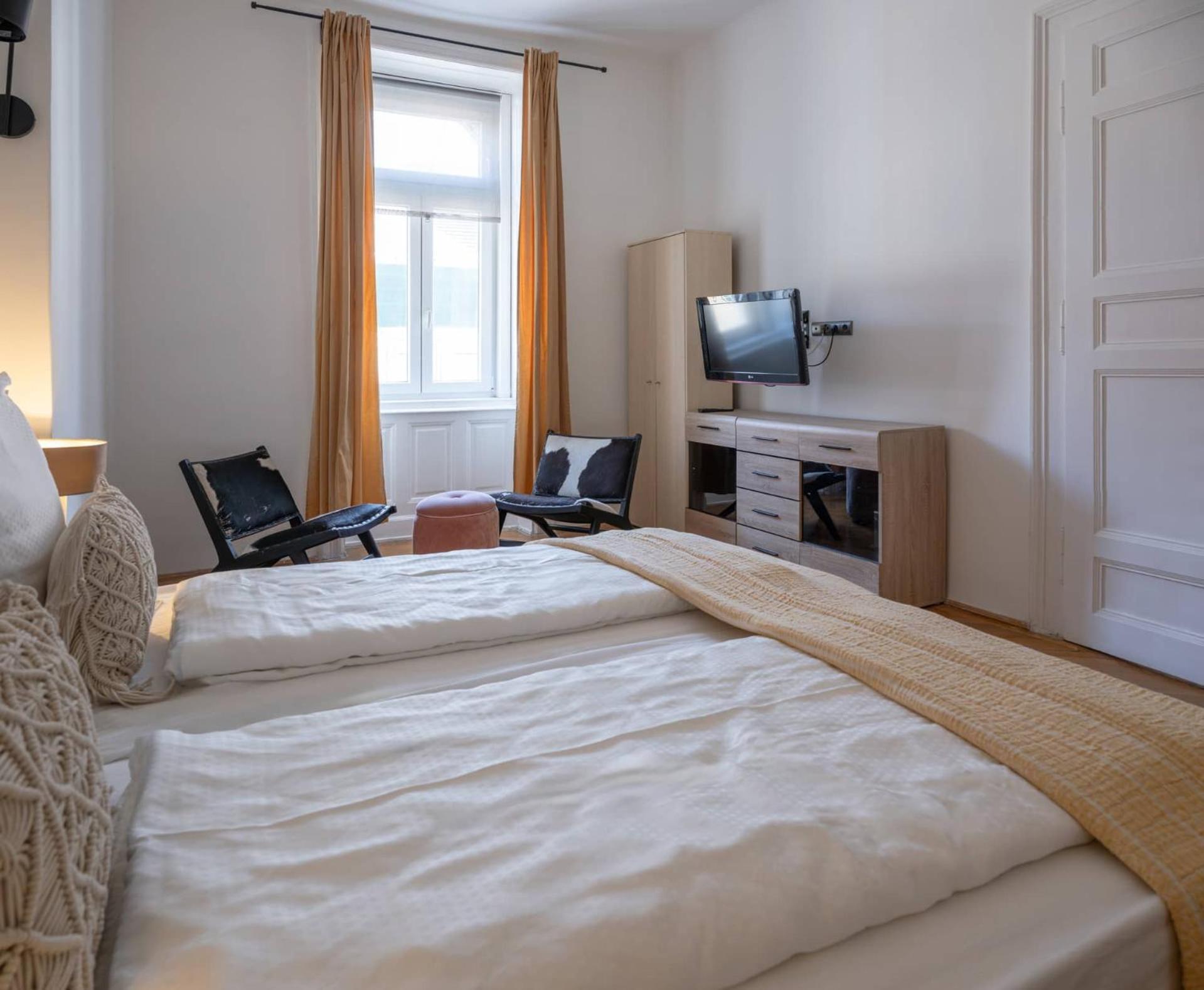 Gozsdu Panzio, Budapest